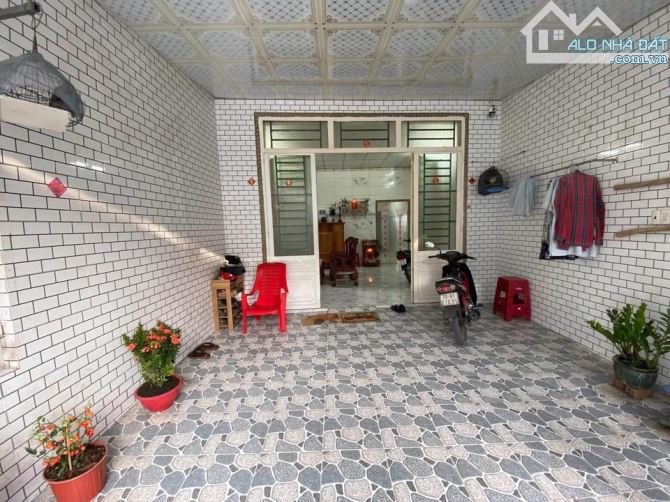 Bán gấp căn nhà ở ngay 1 / đường Suối Lội , Củ Chi 120m2 SHR giá 670tr - 1