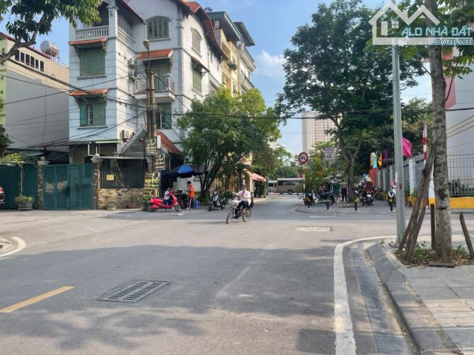 Bán nhà 3 tầng lô góc khu tái định cư X6 Thạch Bàn, cách đường Cổ Linh chỉ 10m - 1