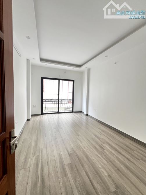 HƠN 8 TỶ CÓ 37M2  NHÀ 5 TẦNG THANG MÁY  PHỐ LA THÀNH THÔNG HÀO NAM - 30M GẶP Ô TÔ - 1