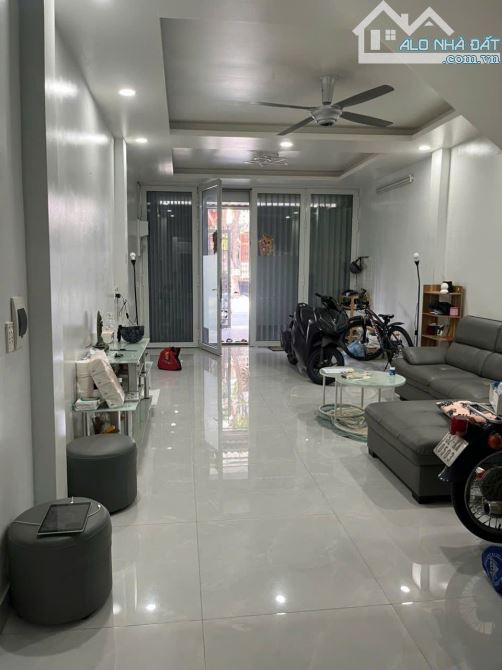 CUỐN HÚT ! NHÀ BÁN ĐƯỜNG SỐ 8 Q6 - ĐỐI DIỆN DINH THỰ XA HOA (4X18,5) 3 LẦU. CHỈ 15 TỶ TL - 1