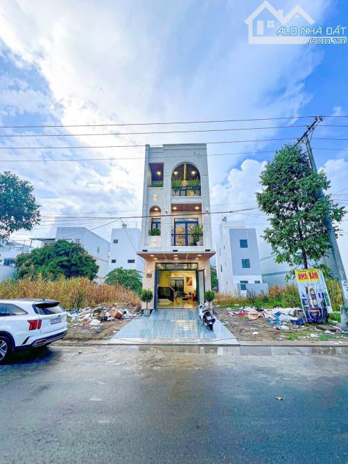 Bán nhà 2 lầu trục chính đường D1 KDC Hồng Loan . Giá 7,5 tỷ - 14