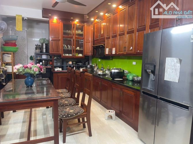 Bán nhà đẹp Ngọc Thuỵ- 52m - 5 tầng- Oto- không quy hoạch- ô chờ thang máy- 9 tỷ (Thương - 2