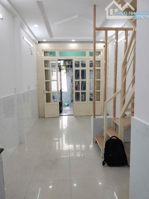 HÀNG HIẾM TẠI NGUYỄN VĂN CỪ, P2, QUẬN 5 - 2