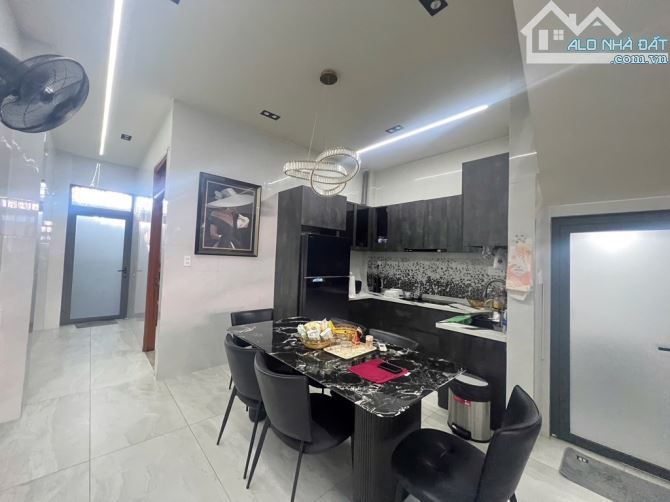 Bán nhà 3 tầng đẹp 91m2, ngay CD Công Thương Q9, hẻm oto 7 chỗ, 7.x tỉ - 2