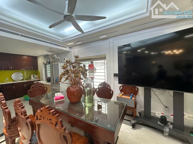Bán BT quận ủy Tây Hồ giáp khu Vườn Đào, ô tô ra vào dừng đỗ ngày đêm, view mặt Hồ Tây, DT - 2