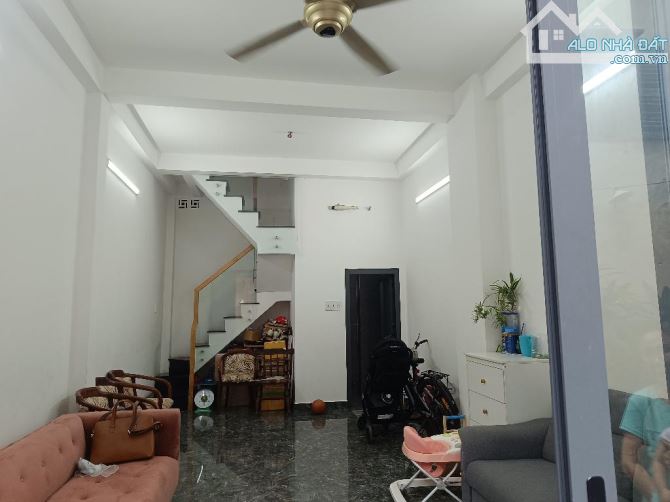 CÁCH MẶT TIỀN 30M - 4 TẦNG ĐỀ THÁM CÔ GIANG QUẬN 1 DT: 3.8*8M- 7 TỶ 7 - 2