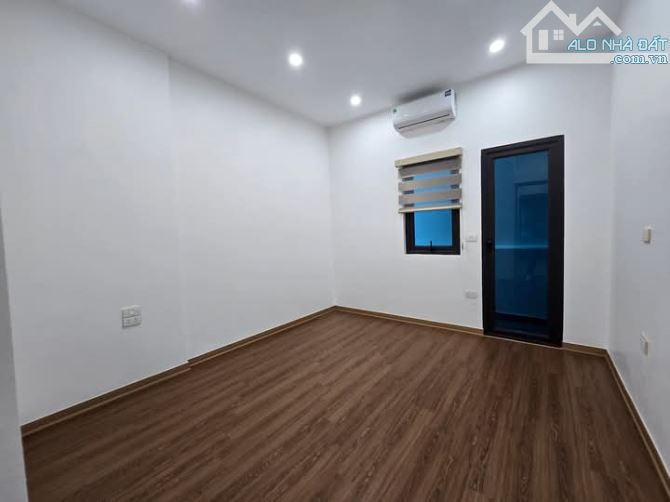 Nhà 5 tầng thang máy,ngõ phố Yên Lãng mới tinh,gần phố . - 2