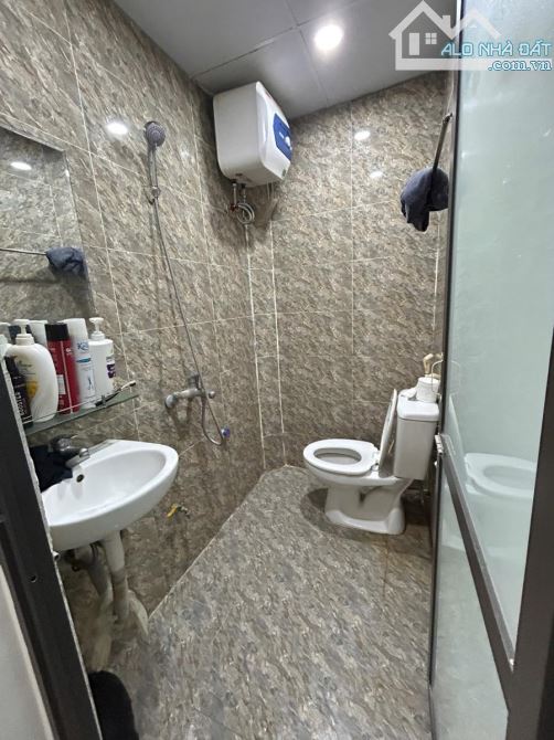 Cần bán căn hộ tập thể tại Nguyên Hồng - Đống Đa - khu vực trung tâm tầng 1 nhỉnh 2 tỷ - 2