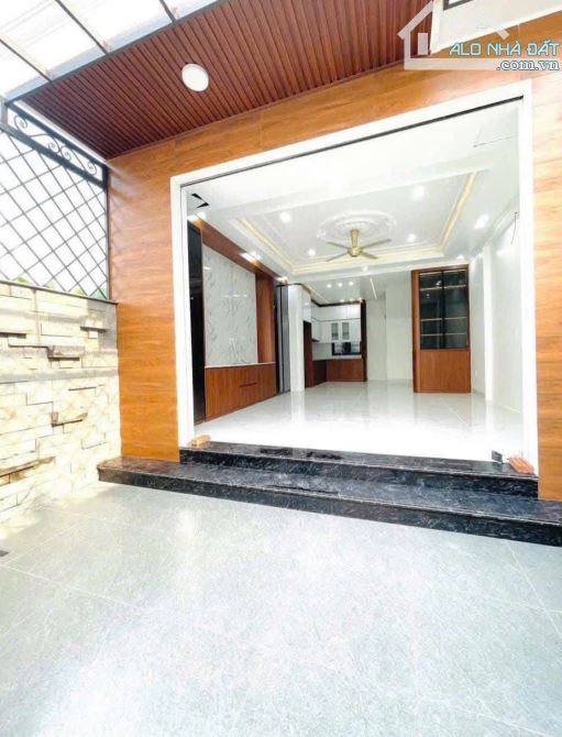 Siêu phẩm 3 tầng Độc Lập cực đẹp gần ngay chợ Minh Kha có sân cổng riêng - 2
