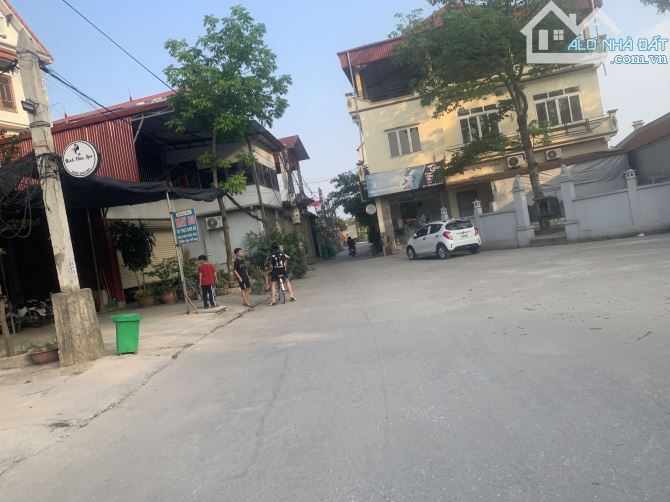 Lô đất to .mặt tiện rộng,Đường oto tránh nhau.121,2m full sổ đẹp sẵn sàng giao dịch . - 2