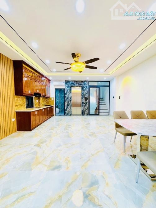 Bán Nhà Dân Xây Nguyễn Văn Cừ 6 Tầng - Thang Máy - Ô Tô Đỗ Ngay Sát - 3 Thoáng - 2