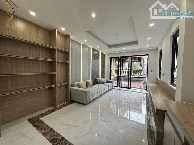 Bán nhà đẹp phố Chu Huy Mân – Long Biên, 2 mặt thoáng, thang máy, gara ô tô, có thể ở ho - 2