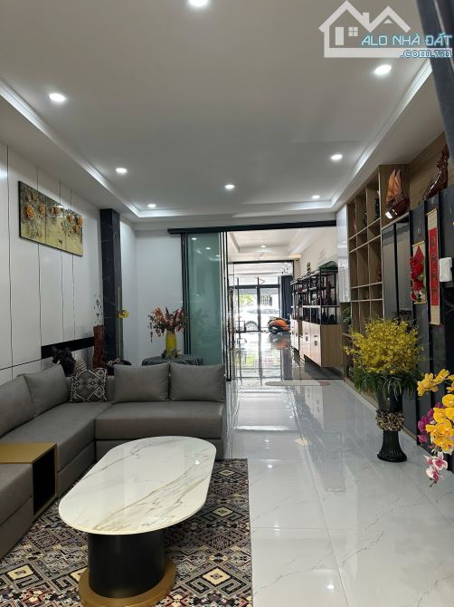 BÁN NHÀ 5 TẦNG NGANG 5,5M CÓ THANG MÁY TRUNG TÂM PHỐ BIỂN NHA TRANG GẦN CHỢ XÓM MỚI - 2