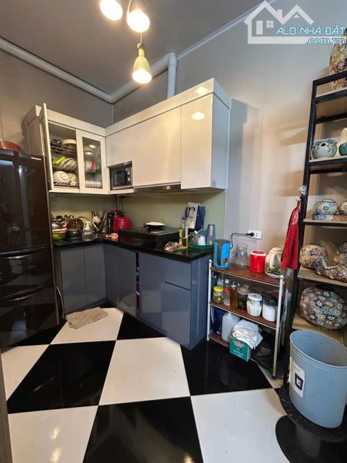 BÁN NHÀ TẬP THỂ PHẠM NGỌC THẠCH - ĐỐNG ĐA Chỉ 3.7 tỷ - 42m² - 2 tầng - Lô góc kinh doanh - 2