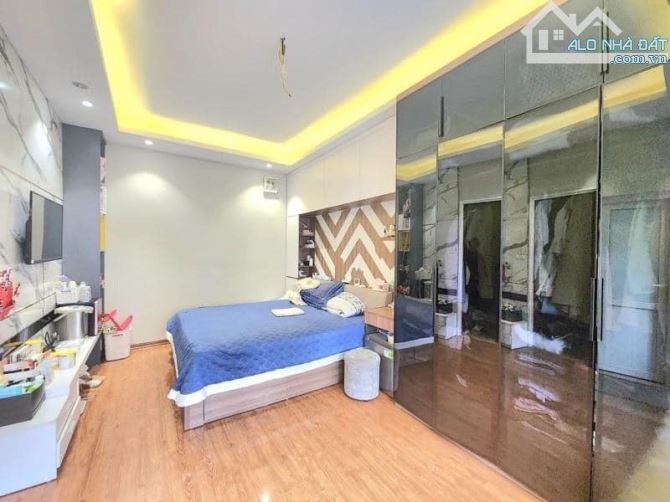 Bán nhà phân lô ô tô tránh phố Hào Nam 40m, 5 tầng mặt tiền 3,8m - 2