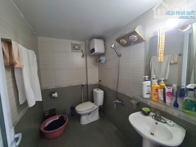 NHÀ 4 TẦNG XÂY ĐỘC LẬP CHẮC CHẮN CÓ SÂN CỔNG, CÓ KHE THOÁNG MÁT ĐƯỜNG CHỢ HÀNG - 2