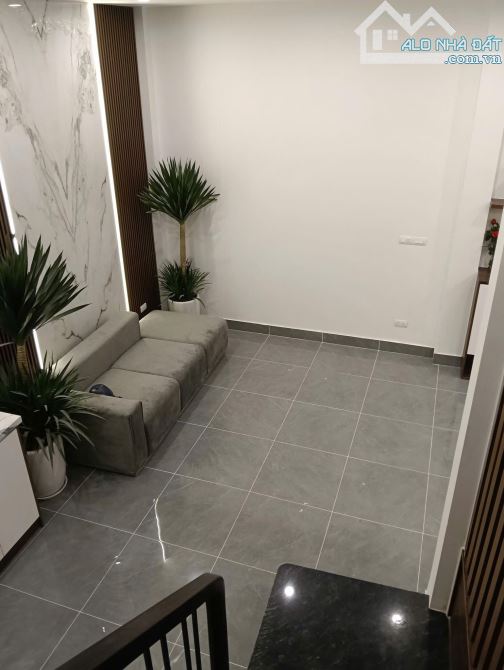 Hạ 1 tỷ nhà 50m ra phố Lạc Long Quân Cầu Giấy ngõ to thông 5T 48m2 MT 5.2m đủ nội thất - 2