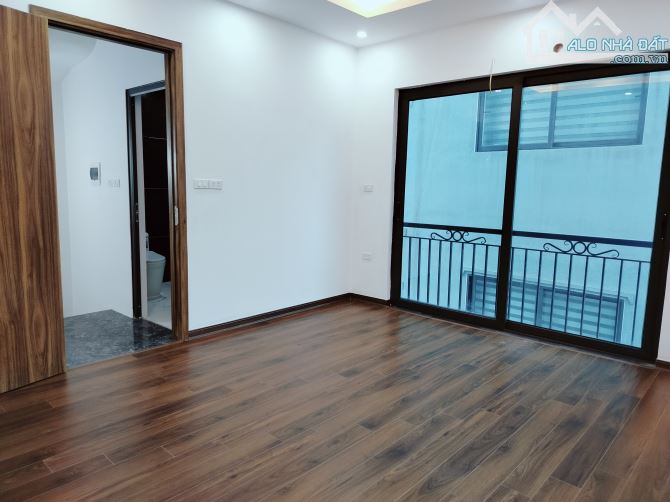 Bán nhà Giang Biên: cạnh công viên, hồ điều hoà, căn góc - 2
