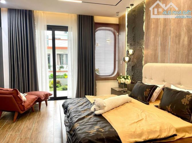 Nhà đẹp, 3 tầng, nội thất sang trọng, khu biển Hòa Minh - 2