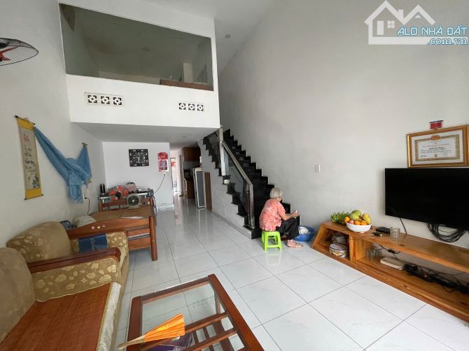 Cho thuê nhà nguyên căn có sân để xe hơi, 2 phòng ngủ 2 toilet - 2