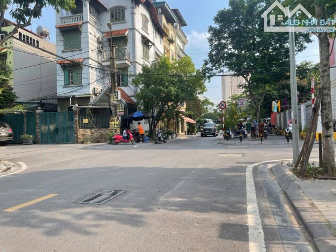 Bán nhà 3 tầng lô góc khu tái định cư X6 Thạch Bàn, cách đường Cổ Linh chỉ 10m - 2