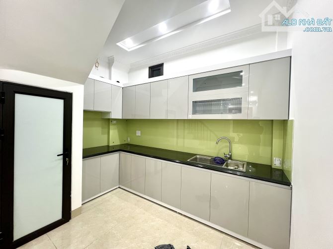 HƠN 8 TỶ CÓ 37M2  NHÀ 5 TẦNG THANG MÁY  PHỐ LA THÀNH THÔNG HÀO NAM - 30M GẶP Ô TÔ - 2