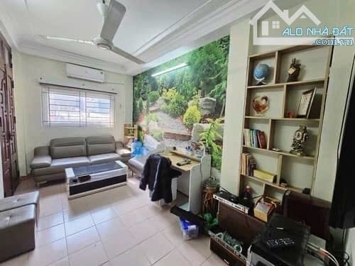 Bán nhà Cầu Giấy, 22m2, 4 tầng, sổ riêng, cách ô tô 10m, mặt phố 50m. Giá chào: 4,6 tỷ. - 2