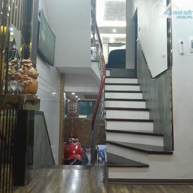 NHÀ PHÂN LÔ-Ô TÔ CHẠY QUANH NHÀ-KINH DOANH-3 BƯỚC RA PHỐ NGUYỄN CHÍ THANH-41M2-5 TẦNG-18 T - 2