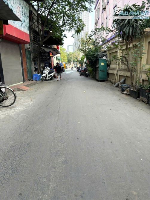 BÁN ĐẤT TẶNG NHÀ - YÊN HÒA - CẦU GIẤY - 15M RA Ô TÔ - NGÕ THÔNG - 80M2, 4 TẦNG, GIÁ TỐT - 3