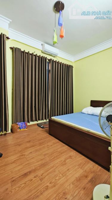 BÁN NHÀ DÂN XÂY, NGÔ GIA TỰ 50M, 4T, MT5,8M TRUNG TÂM QUẬN, NGÕ THÔNG Ô TÔ, RẤT GẦN PHỐ. C - 3