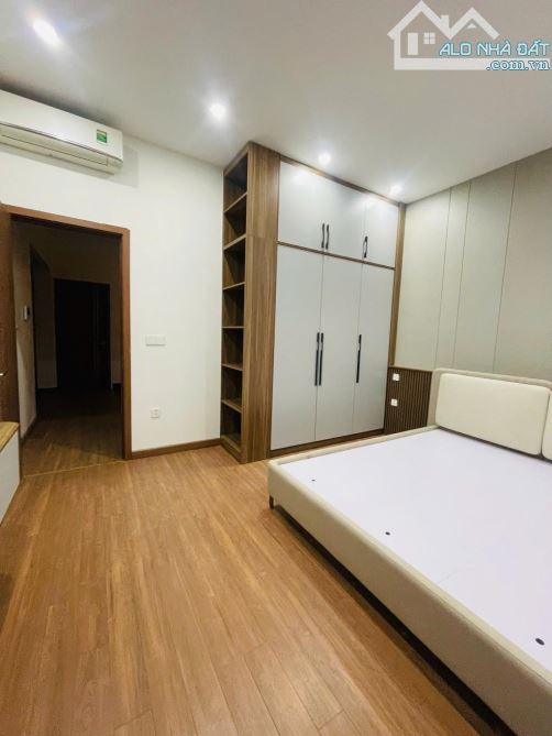 NHÀ ĐẸP - THANG MÁY - Ô TÔ ĐỖ CỬA VÀO NHÀ - NGÕ THÔNG TỨ TUNG - KHU LÕI LONG BIÊN - 3