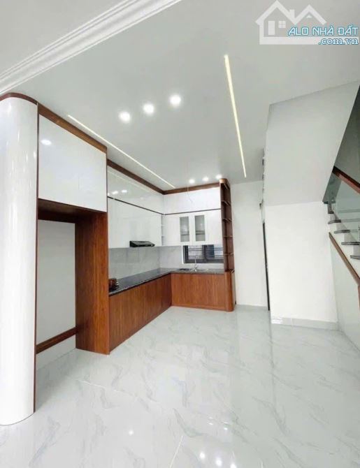 Siêu phẩm 3 tầng Độc Lập cực đẹp gần ngay chợ Minh Kha có sân cổng riêng - 3