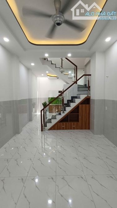 GẦN CHỢ BÌNH LONG - NGUYỄN SƠN NHÀ ĐẸP 3 TẦNG ĐÚC NGUYÊN KHỐI CHỈ 6TỶ - 3