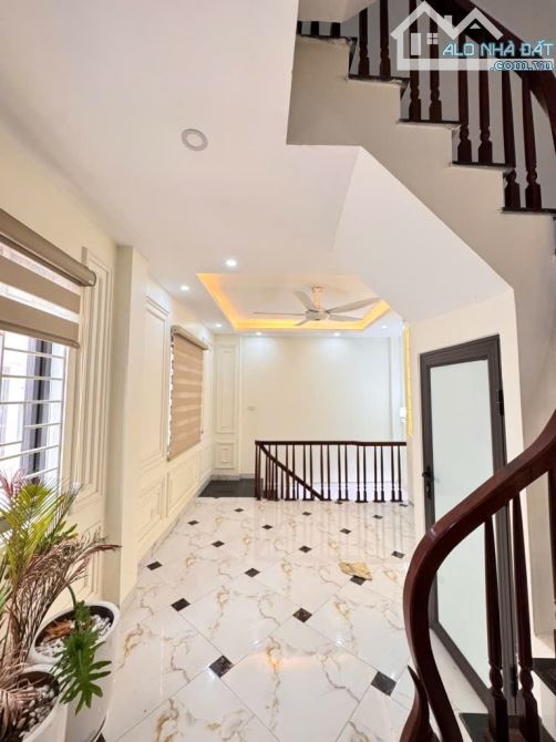 42m2 NHÀ 5 TẦNG - Ô TÔ VÀO NHÀ - CHỦ NHÀ TẶNG TOÀN BỘ NỘI THẤT LUXUARY TRỊ GIÁ GẦN 700 TRI - 3