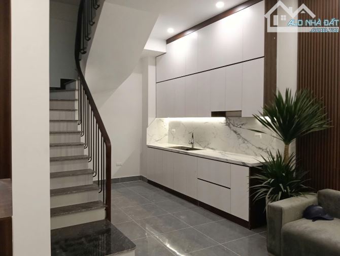 Hạ 1 tỷ nhà 50m ra phố Lạc Long Quân Cầu Giấy ngõ to thông 5T 48m2 MT 5.2m đủ nội thất - 3