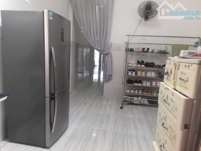 Bán nhà hòn xện còn mới 90%, có 3 phòng ngủ , đường thông 7m gần công viên, gần biển 1km - 3