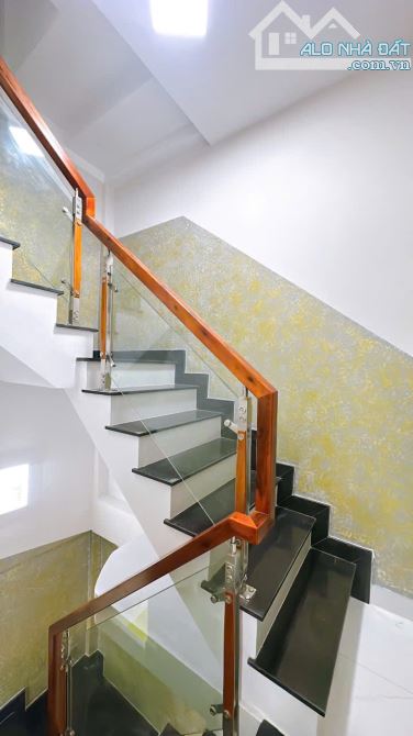Sát mặt tiền Hoàng Diệu Q4  Diện tích sử dụng 70m2 HƠN 4 TỶ - 3