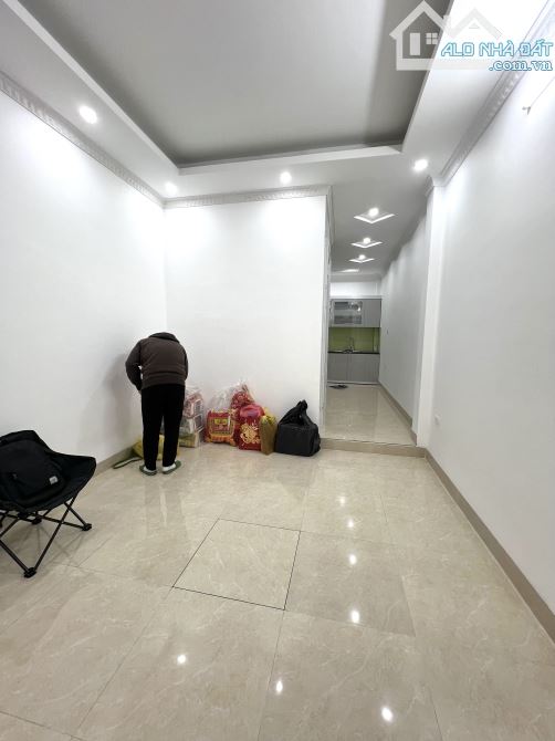 HƠN 8 TỶ CÓ 37M2  NHÀ 5 TẦNG THANG MÁY  PHỐ LA THÀNH THÔNG HÀO NAM - 30M GẶP Ô TÔ - 3