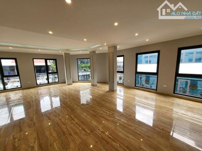 BÁN TOÀ VĂN PHÒNG NGUYÊN HỒNG 90m2 - 8T THANG MÁY - MT 17m - 54.5 TỶ -  LÔ GÓC - DÒNG TIỀN - 3