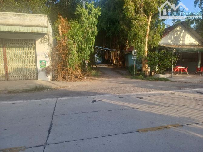CẦN BÁN 1 LÔ ĐẤT VƯỜN 67C ĐẤT NGÂY NGÃ BA  GẦN CHỢ TRƯỜNG HỌC CÓ 3 CĂN NHÀ 1 PHÒNG KARAOKE - 6
