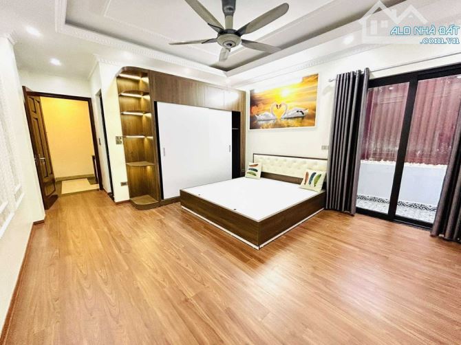 BÁN NHÀ DÂN XÂY, NGÔ GIA TỰ 50M, 4T, MT5,8M TRUNG TÂM QUẬN, NGÕ THÔNG Ô TÔ, RẤT GẦN PHỐ. C - 4