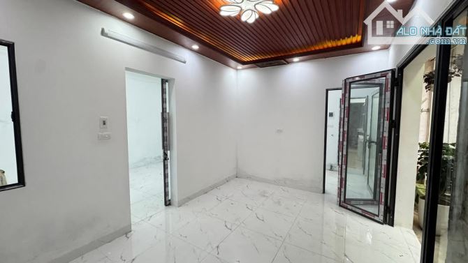 Cần bán nhà tập thể Xí nghiệp in tầng 1 tại Nguyên Hồng nhỉnh 4 tỷ - 4