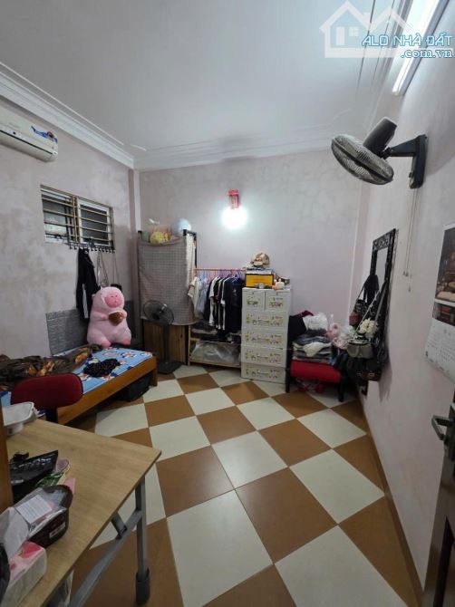 BÁN NHÀ PHỐ CẦU GIẤY 38m2 8.7ty NỞ HẬU - GẦN PHỐ - 3 GÁC VÀO NHÀ - DÂN XÂY CHẮC CHẮN - 4