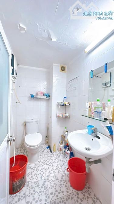 Bán nhà 4 tầng kiên cố Đoàn Văn Bơ Q.4 chỉ nhỉnh 3Tỷ - 4