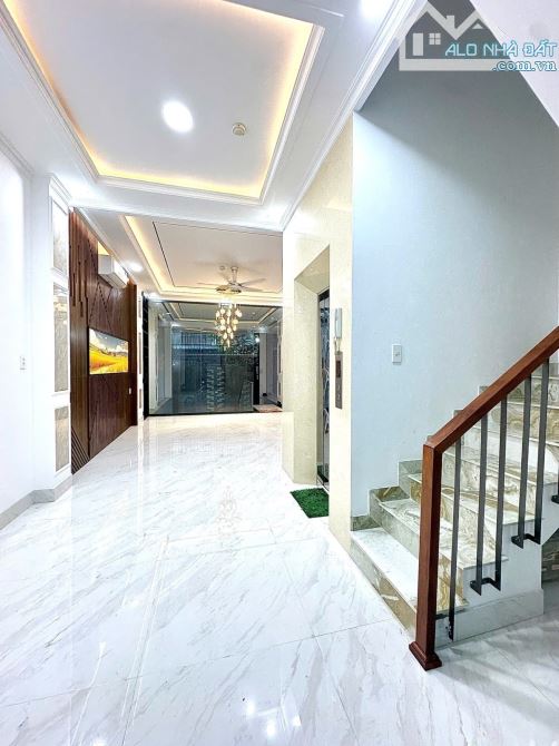 Siêu phẩm 8 tầng ngay hẻm VIP 666 đường 3/2. Hầm. Sân thương. Thang máy. 8PN rộng. Giá TL - 4