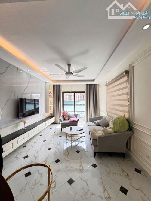 42m2 NHÀ 5 TẦNG - Ô TÔ VÀO NHÀ - CHỦ NHÀ TẶNG TOÀN BỘ NỘI THẤT LUXUARY TRỊ GIÁ GẦN 700 TRI - 4
