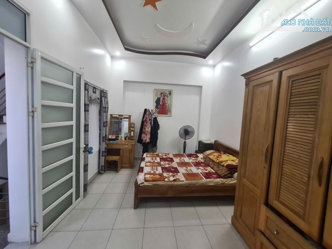 NHÀ 4 TẦNG XÂY ĐỘC LẬP CHẮC CHẮN CÓ SÂN CỔNG, CÓ KHE THOÁNG MÁT ĐƯỜNG CHỢ HÀNG - 4