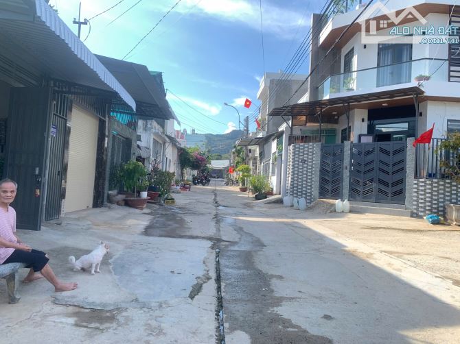 Bán nhà hòn xện còn mới 90%, có 3 phòng ngủ , đường thông 7m gần công viên, gần biển 1km - 4