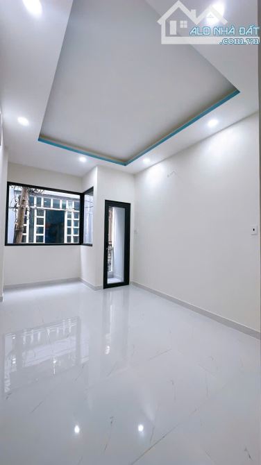 Sát mặt tiền Hoàng Diệu Q4  Diện tích sử dụng 70m2 HƠN 4 TỶ - 4
