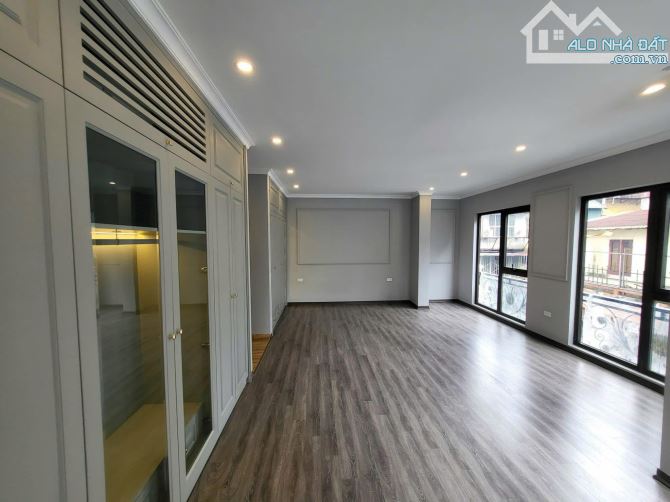 BÁN TOÀ VĂN PHÒNG NGUYÊN HỒNG 90m2 - 8T THANG MÁY - MT 17m - 54.5 TỶ -  LÔ GÓC - DÒNG TIỀN - 4